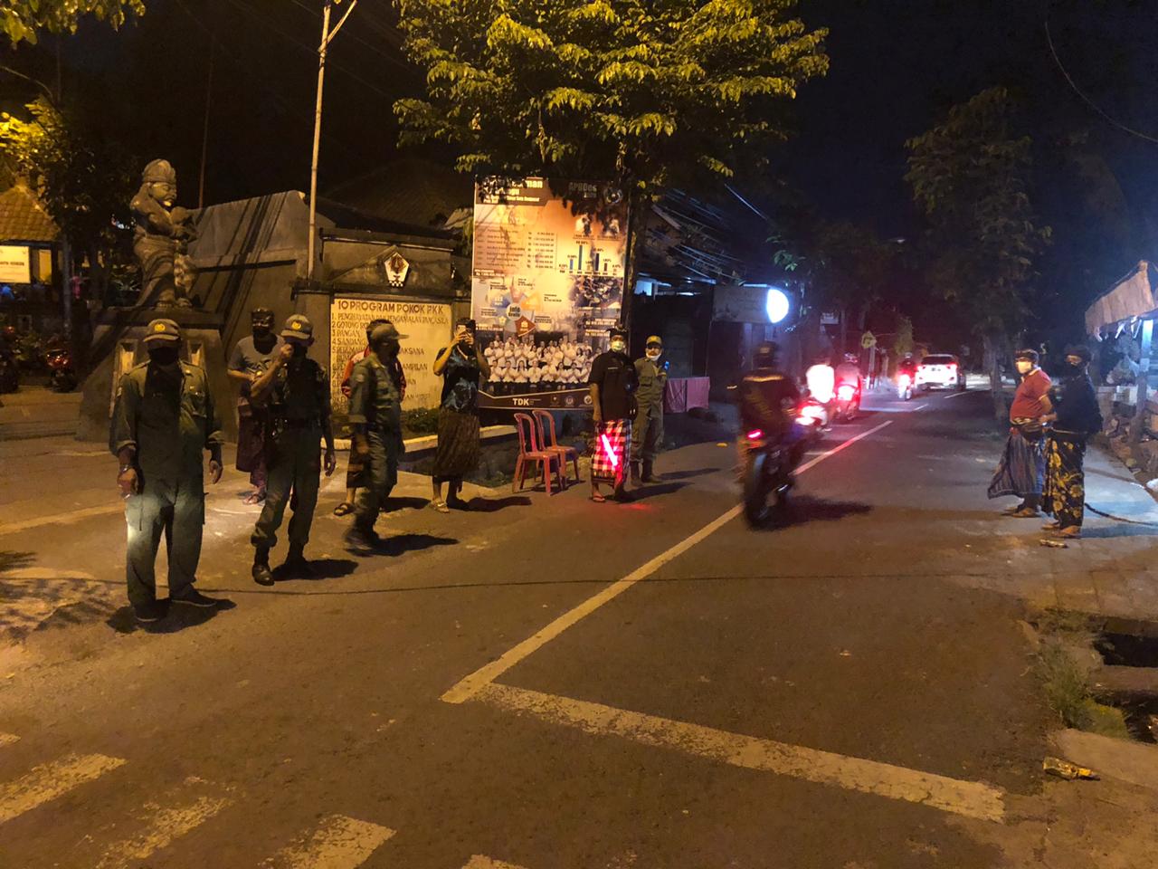 SInergi Desa Dinas Dengan Desa Adat melaksanakan Sidak Masker 
