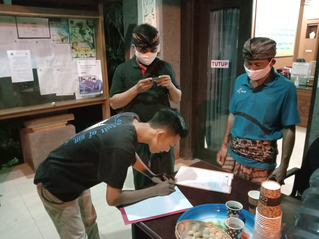Perbekel Desa Kesiman Kertalangu melaksanakan Sidak Masker sekaligus memberikan Himbauan 
