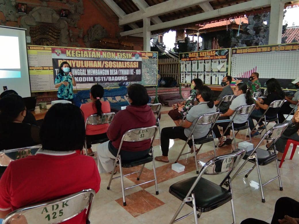 penyuluhan kepada PKK Dusun Kertajiwa oleh Dinas DPMD Kota Denpasar bersama TNI