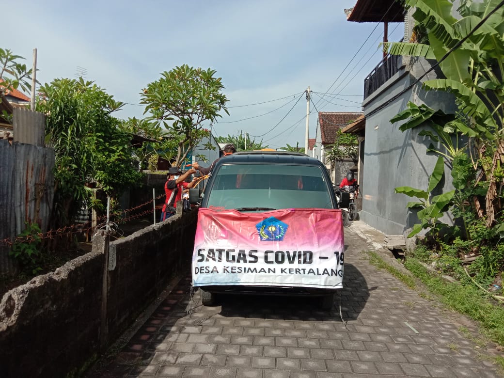 Penyemprotan Desinfektan rutin Satgas Covid-19 Desa Kesiman Kertalangu